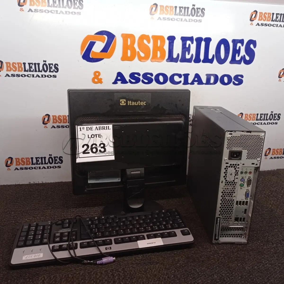 LOTE 263 - 01 CPU LENOVO, 01 MONITOR E 01 TECLADO.  (NO ESTADO) ATENÇÃO! FAZER A VISITAÇÃO ANTES DE ARREMATAR, NÃO SABEMOS SE FUNCIONA. LEILÃO NÃO TEM GARANTIA E NEM DEVOLUÇÃO, SUJEITO A POSSÍVEIS AVARIAS VISÍVEIS/OCULTAS E/OU AUSÊNCIA DE COMPONENTES.