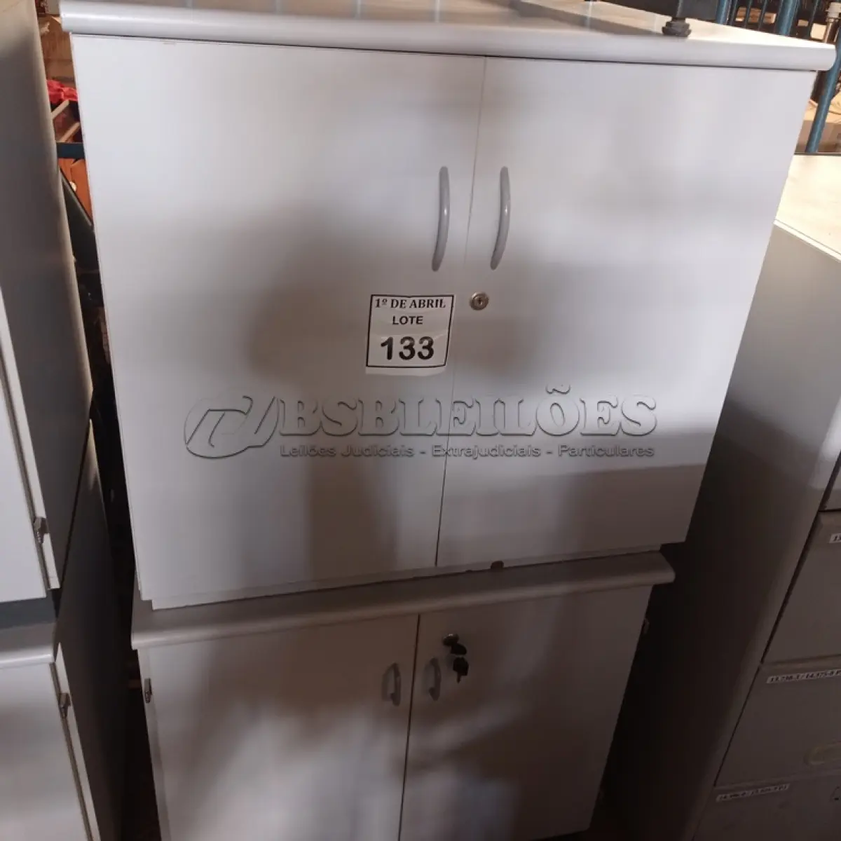 LOTE 133 - 02 ARMÁRIOS 02 PORTAS EM MADEIRA. (NO ESTADO) ATENÇÃO! FAZER A VISITAÇÃO ANTES DE ARREMATAR, NÃO SABEMOS SE FUNCIONA. LEILÃO NÃO TEM GARANTIA E NEM DEVOLUÇÃO, SUJEITO A POSSÍVEIS AVARIAS VISÍVEIS/OCULTAS E/OU AUSÊNCIA DE COMPONENTES.