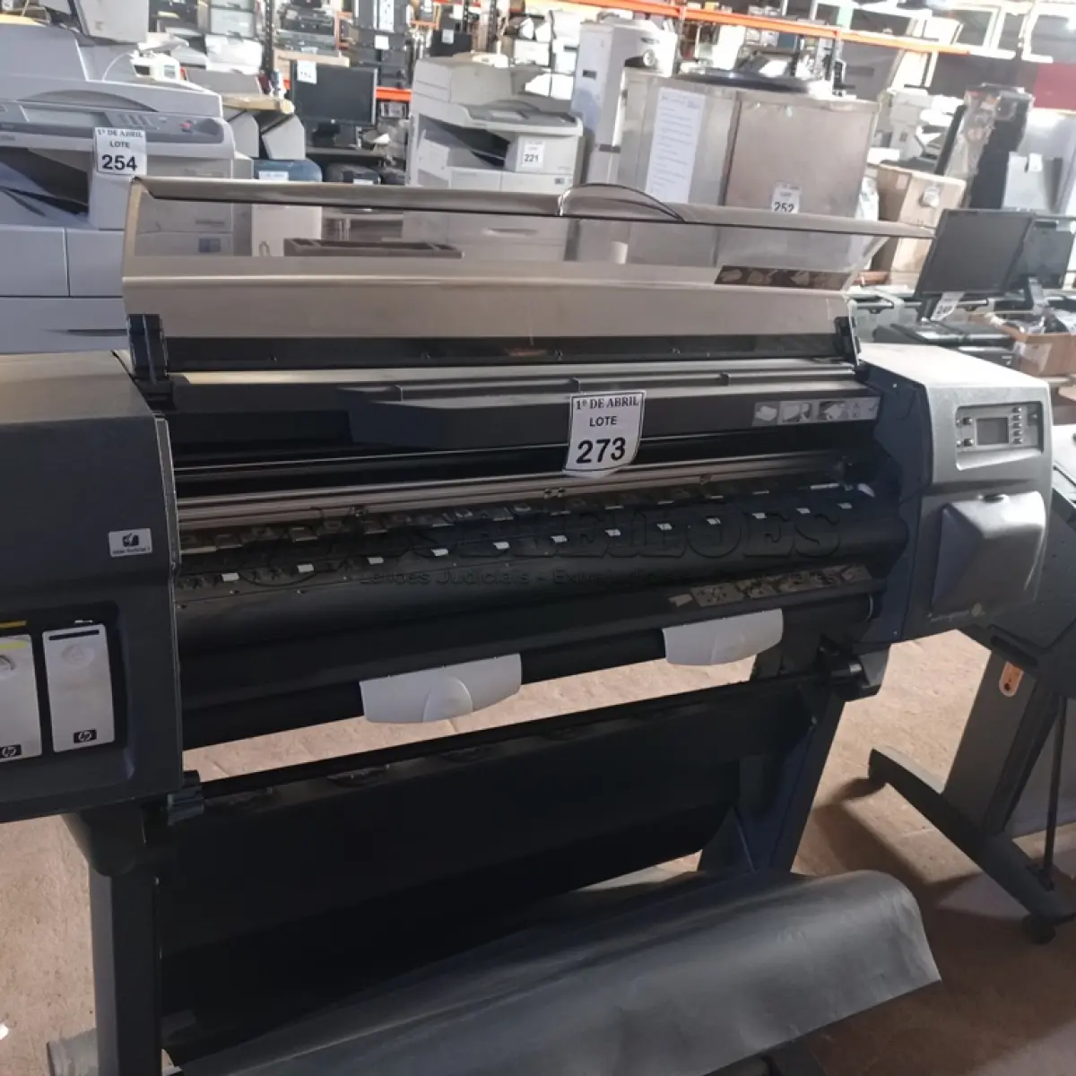 LOTE 273 - 01 PLOTTER HP DESIGNJET 1055CM. (NO ESTADO) ATENÇÃO! FAZER A VISITAÇÃO ANTES DE ARREMATAR, NÃO SABEMOS SE FUNCIONA. LEILÃO NÃO TEM GARANTIA E NEM DEVOLUÇÃO, SUJEITO A POSSÍVEIS AVARIAS VISÍVEIS/OCULTAS E/OU AUSÊNCIA DE COMPONENTES.