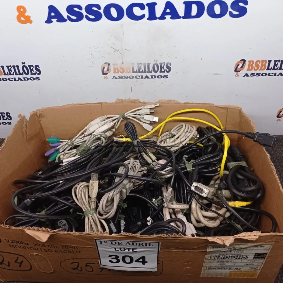 LOTE 304 - 01 LOTE COM CABOS DIVERSOS. (NO ESTADO) ATENÇÃO! FAZER A VISITAÇÃO ANTES DE ARREMATAR, NÃO SABEMOS SE FUNCIONA. LEILÃO NÃO TEM GARANTIA E NEM DEVOLUÇÃO, SUJEITO A POSSÍVEIS AVARIAS VISÍVEIS/OCULTAS E/OU AUSÊNCIA DE COMPONENTES.