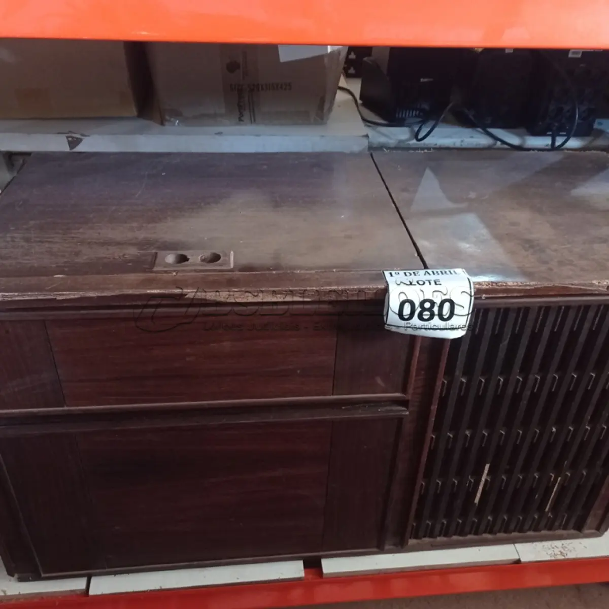 LOTE 080 - 01 RADIOLA ANTIGA MARCA PHILLIPS.  (NO ESTADO) ATENÇÃO! FAZER A VISITAÇÃO ANTES DE ARREMATAR, NÃO SABEMOS SE FUNCIONA. LEILÃO NÃO TEM GARANTIA E NEM DEVOLUÇÃO, SUJEITO A POSSÍVEIS AVARIAS VISÍVEIS/OCULTAS E/OU AUSÊNCIA DE COMPONENTES.