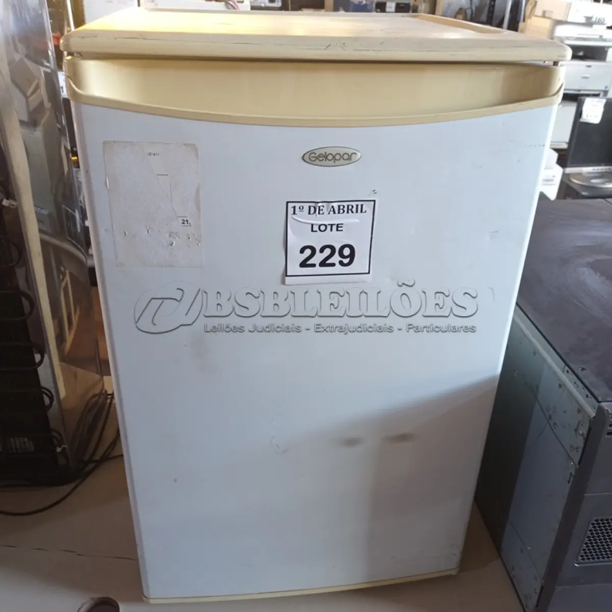 LOTE 229 - 01 FRIGOBAR GELOPAR. (NO ESTADO) ATENÇÃO! FAZER A VISITAÇÃO ANTES DE ARREMATAR, NÃO SABEMOS SE FUNCIONA. LEILÃO NÃO TEM GARANTIA E NEM DEVOLUÇÃO, SUJEITO A POSSÍVEIS AVARIAS VISÍVEIS/OCULTAS E/OU AUSÊNCIA DE COMPONENTES.