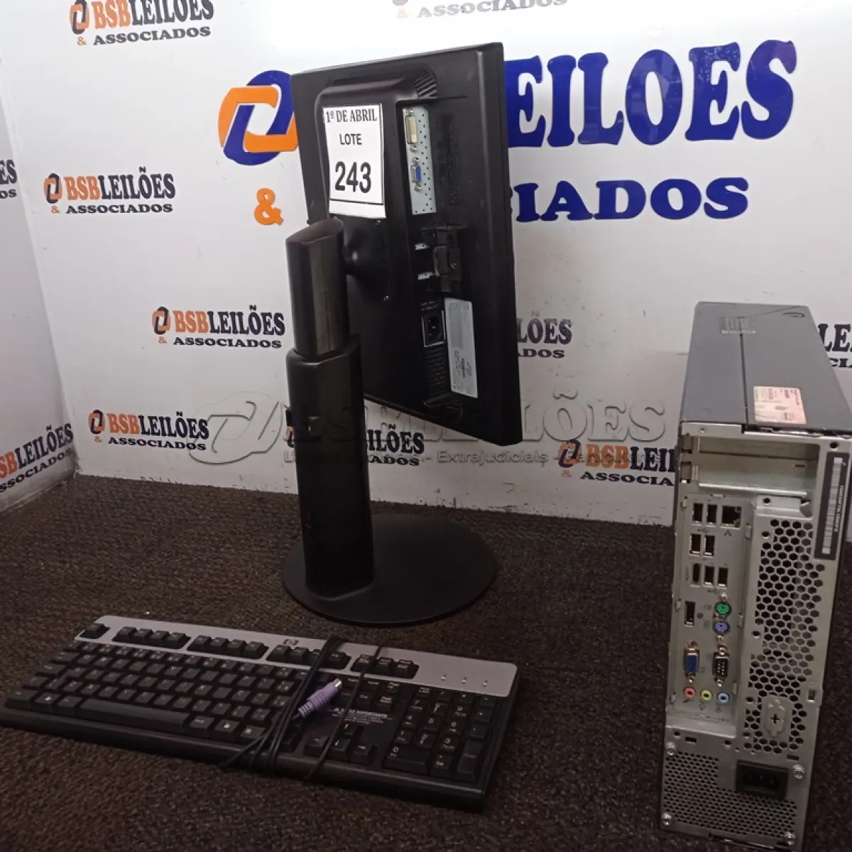 LOTE 243 - 01 CPU LENOVO, 01 MONITOR E TECLADO. (NO ESTADO) ATENÇÃO! FAZER A VISITAÇÃO ANTES DE ARREMATAR, NÃO SABEMOS SE FUNCIONA. LEILÃO NÃO TEM GARANTIA E NEM DEVOLUÇÃO, SUJEITO A POSSÍVEIS AVARIAS VISÍVEIS/OCULTAS E/OU AUSÊNCIA DE COMPONENTES.