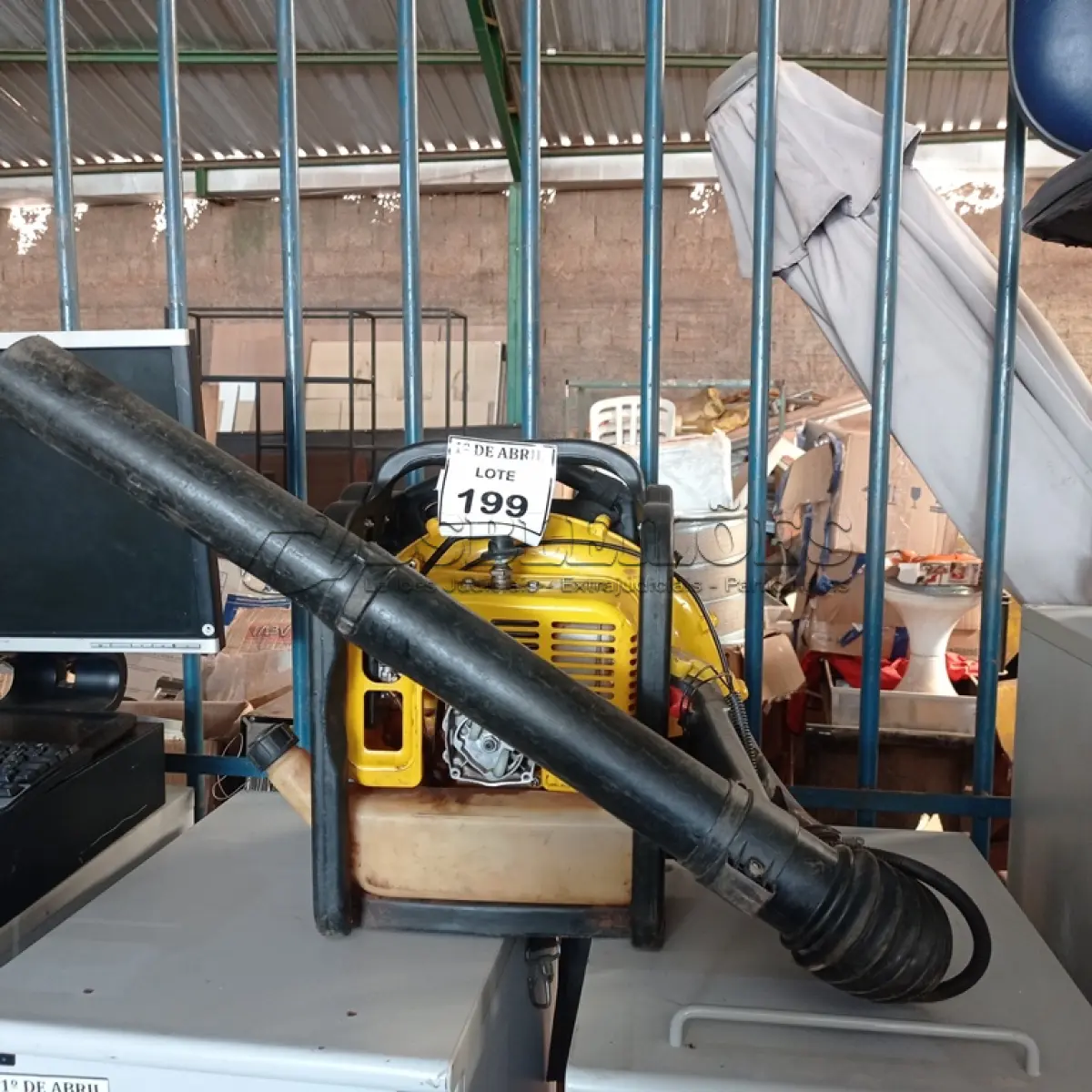 LOTE 199 - 01 SOPRADOR DE FOLHAS COSTAL A GASOLINA. (NO ESTADO) ATENÇÃO! FAZER A VISITAÇÃO ANTES DE ARREMATAR, NÃO SABEMOS SE FUNCIONA. LEILÃO NÃO TEM GARANTIA E NEM DEVOLUÇÃO, SUJEITO A POSSÍVEIS AVARIAS VISÍVEIS/OCULTAS E/OU AUSÊNCIA DE COMPONENTES.
