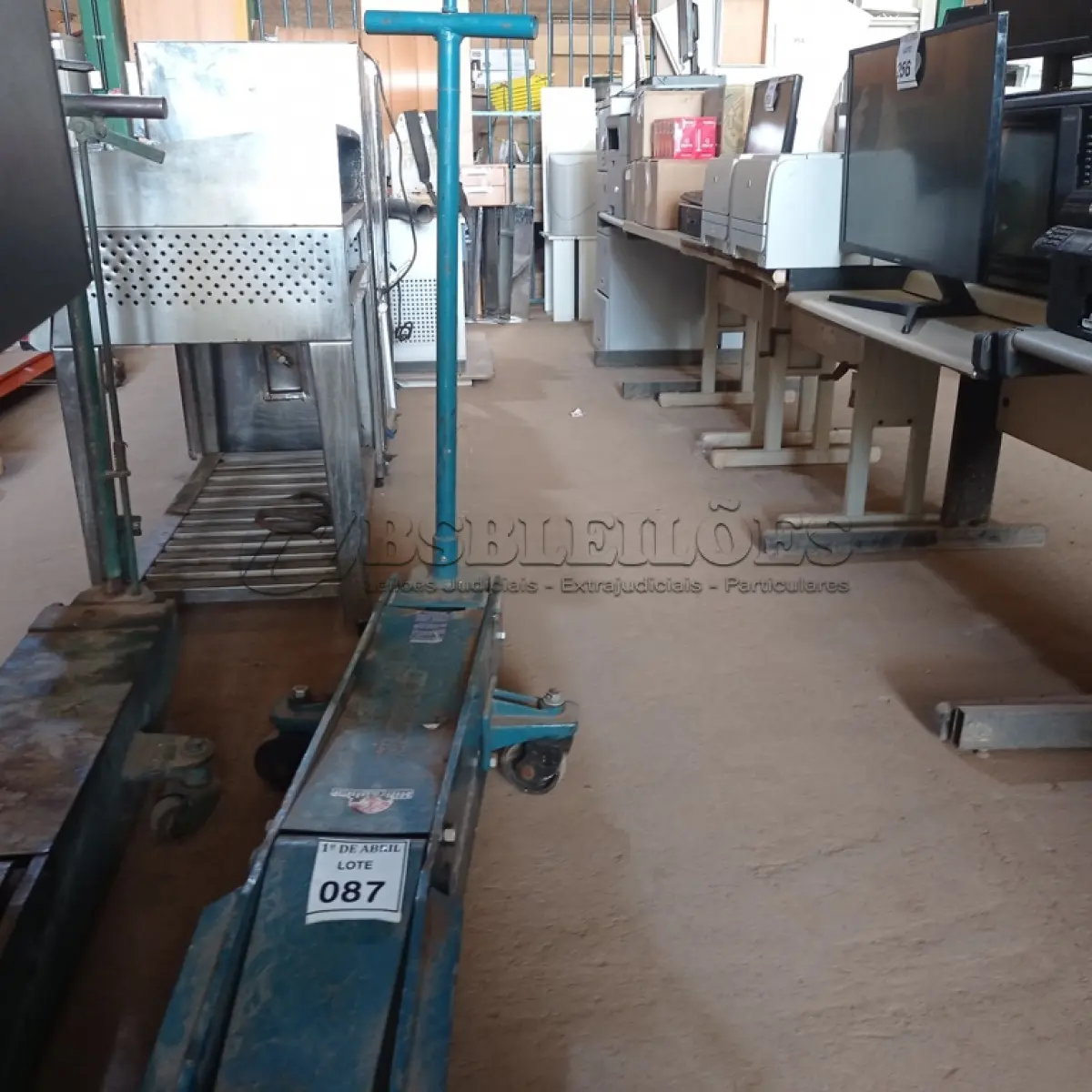 LOTE 087 - 01 MACACO JACARÉ.  (NO ESTADO) ATENÇÃO! FAZER A VISITAÇÃO ANTES DE ARREMATAR, NÃO SABEMOS SE FUNCIONA. LEILÃO NÃO TEM GARANTIA E NEM DEVOLUÇÃO, SUJEITO A POSSÍVEIS AVARIAS VISÍVEIS/OCULTAS E/OU AUSÊNCIA DE COMPONENTES.