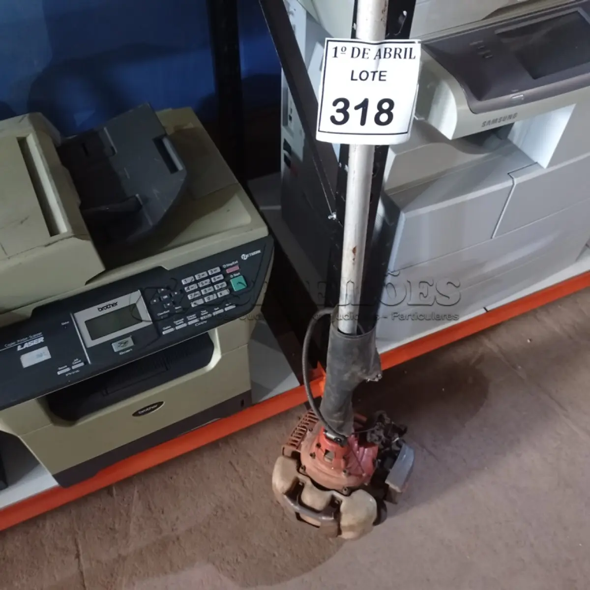 LOTE 318 - 01 ROÇADEIRA A GASOLINA COM AVARIAS. (NO ESTADO) ATENÇÃO! FAZER A VISITAÇÃO ANTES DE ARREMATAR, NÃO SABEMOS SE FUNCIONA. LEILÃO NÃO TEM GARANTIA E NEM DEVOLUÇÃO, SUJEITO A POSSÍVEIS AVARIAS VISÍVEIS/OCULTAS E/OU AUSÊNCIA DE COMPONENTES.