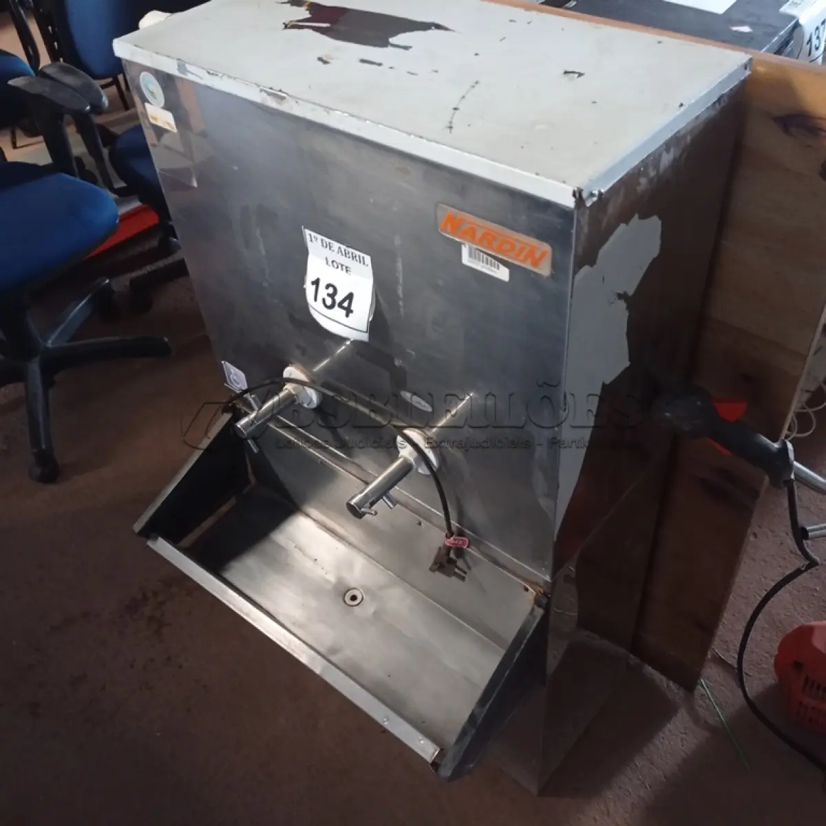 LOTE 134 - 01 BEBEDOURO MARCA NARDIN INCOMPLETO. (NO ESTADO) ATENÇÃO! FAZER A VISITAÇÃO ANTES DE ARREMATAR, NÃO SABEMOS SE FUNCIONA. LEILÃO NÃO TEM GARANTIA E NEM DEVOLUÇÃO, SUJEITO A POSSÍVEIS AVARIAS VISÍVEIS/OCULTAS E/OU AUSÊNCIA DE COMPONENTES.