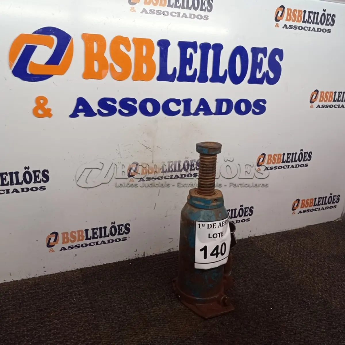 LOTE 140 - 01 MACACO GARRAFÃO. (NO ESTADO) ATENÇÃO! FAZER A VISITAÇÃO ANTES DE ARREMATAR, NÃO SABEMOS SE FUNCIONA. LEILÃO NÃO TEM GARANTIA E NEM DEVOLUÇÃO, SUJEITO A POSSÍVEIS AVARIAS VISÍVEIS/OCULTAS E/OU AUSÊNCIA DE COMPONENTES.