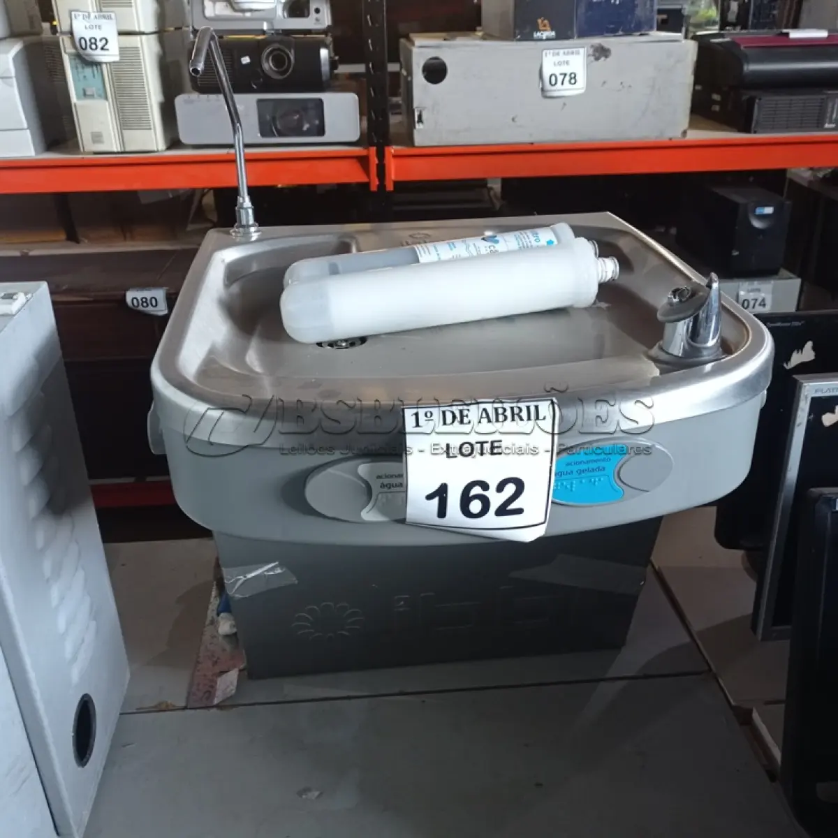 LOTE 162 - 01 BEBEDOURO PARA PAREDE IBBL. (NO ESTADO) ATENÇÃO! FAZER A VISITAÇÃO ANTES DE ARREMATAR, NÃO SABEMOS SE FUNCIONA. LEILÃO NÃO TEM GARANTIA E NEM DEVOLUÇÃO, SUJEITO A POSSÍVEIS AVARIAS VISÍVEIS/OCULTAS E/OU AUSÊNCIA DE COMPONENTES.