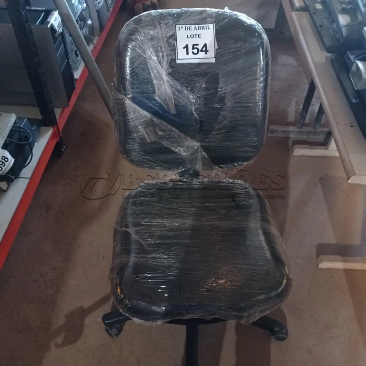 LOTE 154 - 01 CADEIRA GIRATÓRIA PARA ESCRITÓRIO. (NO ESTADO) ATENÇÃO! FAZER A VISITAÇÃO ANTES DE ARREMATAR, NÃO SABEMOS SE FUNCIONA. LEILÃO NÃO TEM GARANTIA E NEM DEVOLUÇÃO, SUJEITO A POSSÍVEIS AVARIAS VISÍVEIS/OCULTAS E/OU AUSÊNCIA DE COMPONENTES.