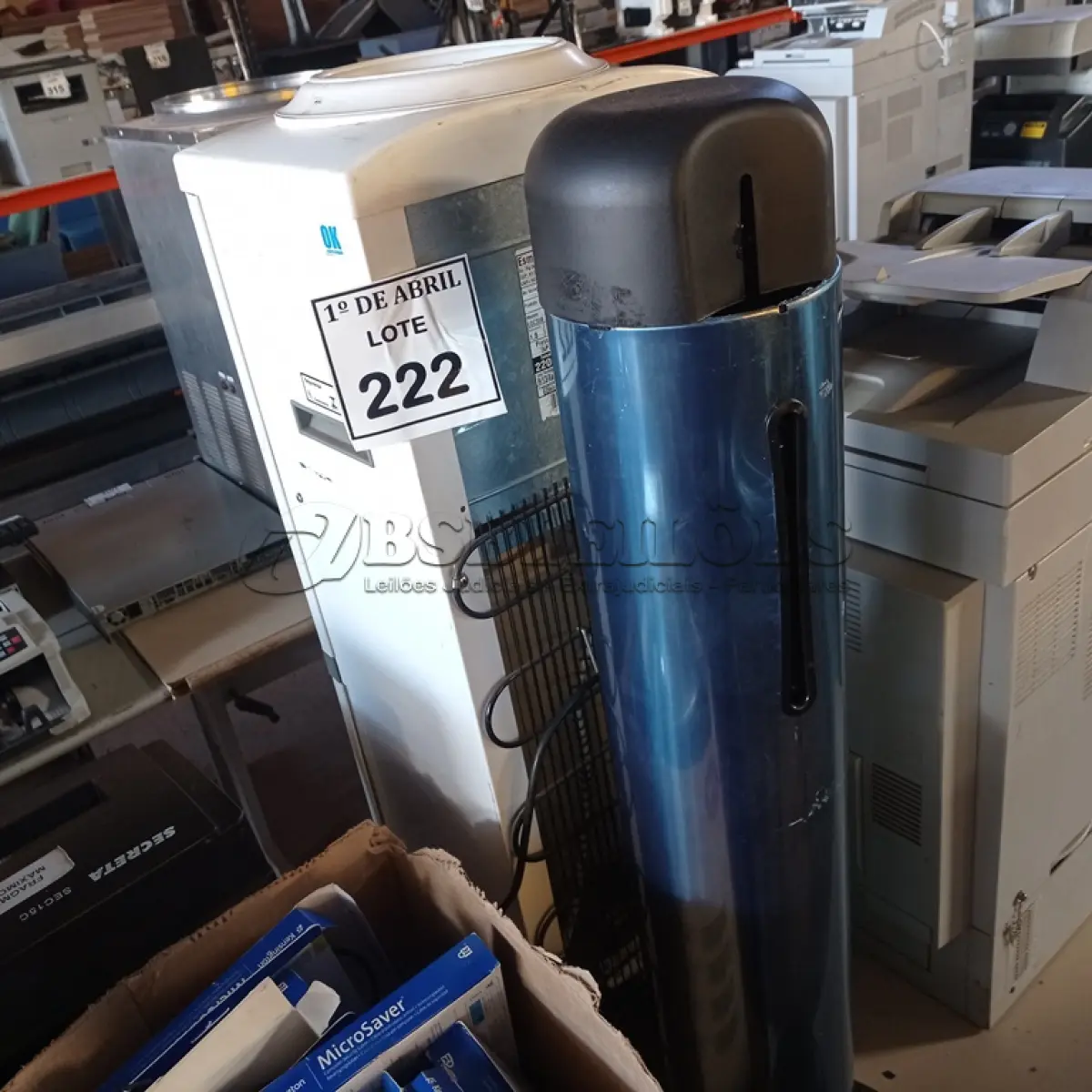 LOTE 222 - 01 BEBEDOURO TIPO GARRAFÃO ESMALTEC. (NO ESTADO) ATENÇÃO! FAZER A VISITAÇÃO ANTES DE ARREMATAR, NÃO SABEMOS SE FUNCIONA. LEILÃO NÃO TEM GARANTIA E NEM DEVOLUÇÃO, SUJEITO A POSSÍVEIS AVARIAS VISÍVEIS/OCULTAS E/OU AUSÊNCIA DE COMPONENTES.
