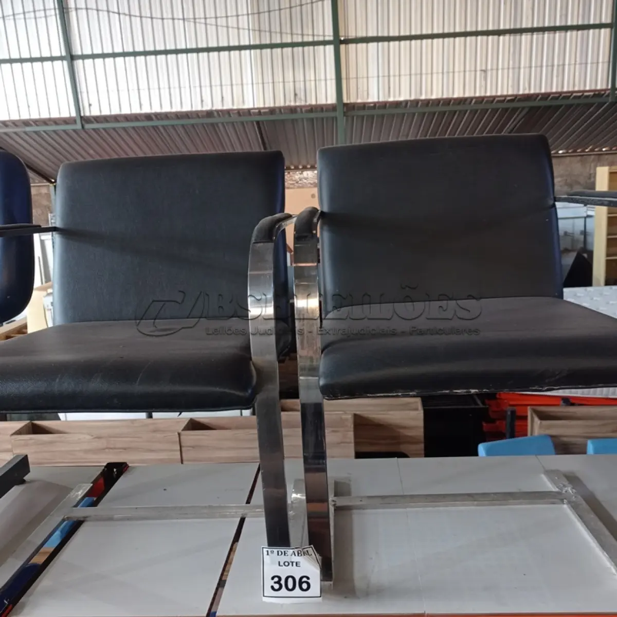 LOTE 306 - 02 CADEIRAS PARA ESCRITÓRIO. (NO ESTADO) ATENÇÃO! FAZER A VISITAÇÃO ANTES DE ARREMATAR, NÃO SABEMOS SE FUNCIONA. LEILÃO NÃO TEM GARANTIA E NEM DEVOLUÇÃO, SUJEITO A POSSÍVEIS AVARIAS VISÍVEIS/OCULTAS E/OU AUSÊNCIA DE COMPONENTES.