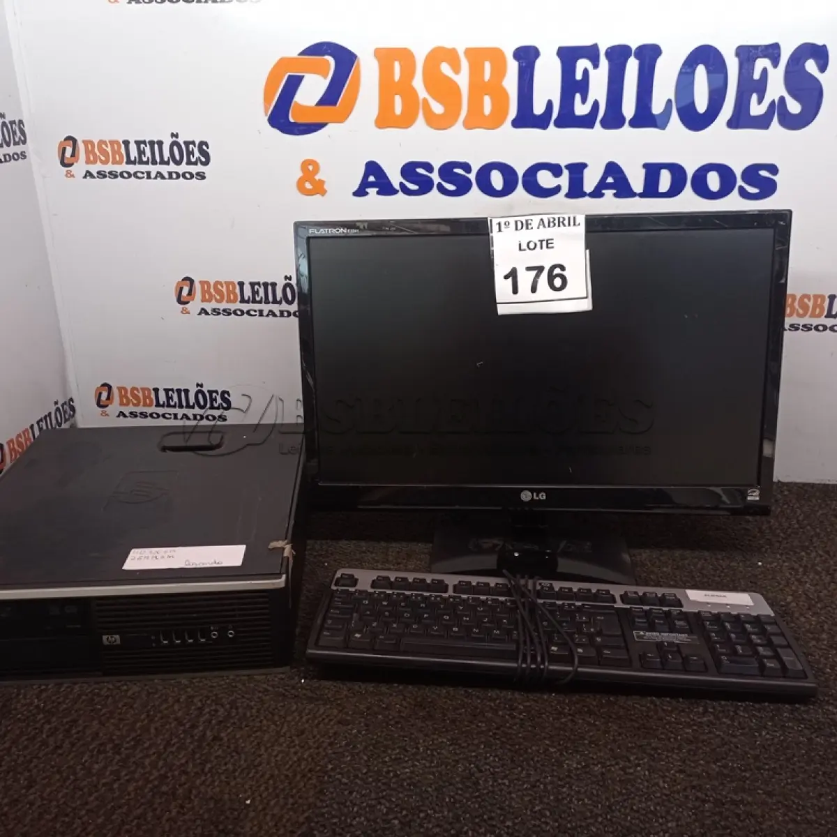 LOTE 176 - 01 CPU HP E 01 MONITOR. (NO ESTADO) ATENÇÃO! FAZER A VISITAÇÃO ANTES DE ARREMATAR, NÃO SABEMOS SE FUNCIONA. LEILÃO NÃO TEM GARANTIA E NEM DEVOLUÇÃO, SUJEITO A POSSÍVEIS AVARIAS VISÍVEIS/OCULTAS E/OU AUSÊNCIA DE COMPONENTES.