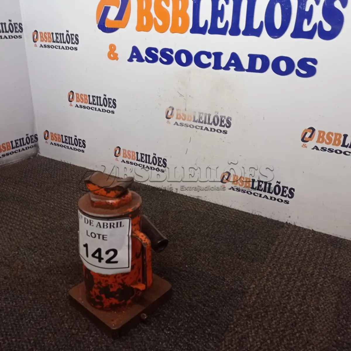 LOTE 142 - 01 MACACO GARRAFÃO. (NO ESTADO) ATENÇÃO! FAZER A VISITAÇÃO ANTES DE ARREMATAR, NÃO SABEMOS SE FUNCIONA. LEILÃO NÃO TEM GARANTIA E NEM DEVOLUÇÃO, SUJEITO A POSSÍVEIS AVARIAS VISÍVEIS/OCULTAS E/OU AUSÊNCIA DE COMPONENTES.