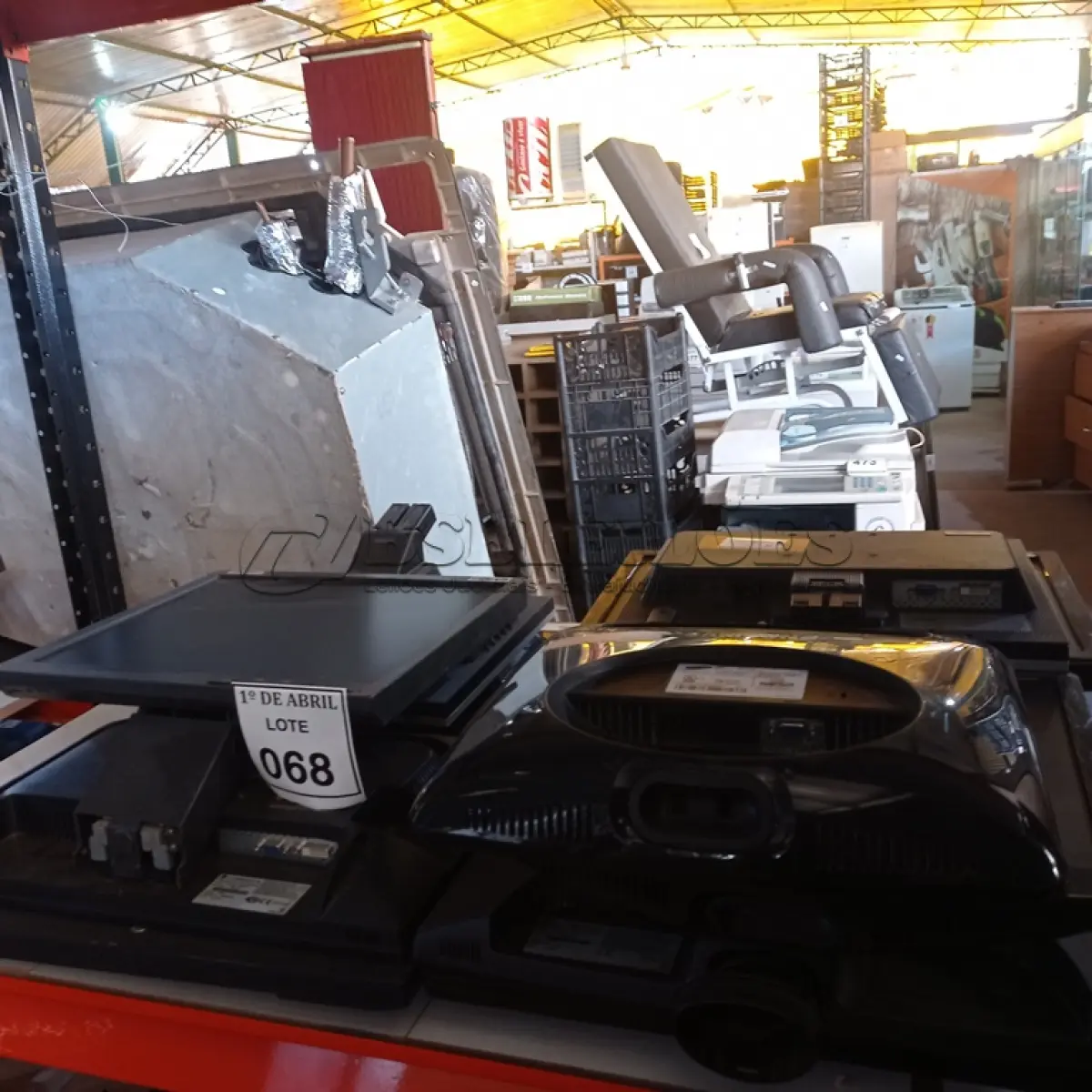 LOTE 068 - 14 MONITORES DIVERSOS. (NO ESTADO) ATENÇÃO! FAZER A VISITAÇÃO ANTES DE ARREMATAR, NÃO SABEMOS SE FUNCIONA. LEILÃO NÃO TEM GARANTIA E NEM DEVOLUÇÃO, SUJEITO A POSSÍVEIS AVARIAS VISÍVEIS/OCULTAS E/OU AUSÊNCIA DE COMPONENTES.