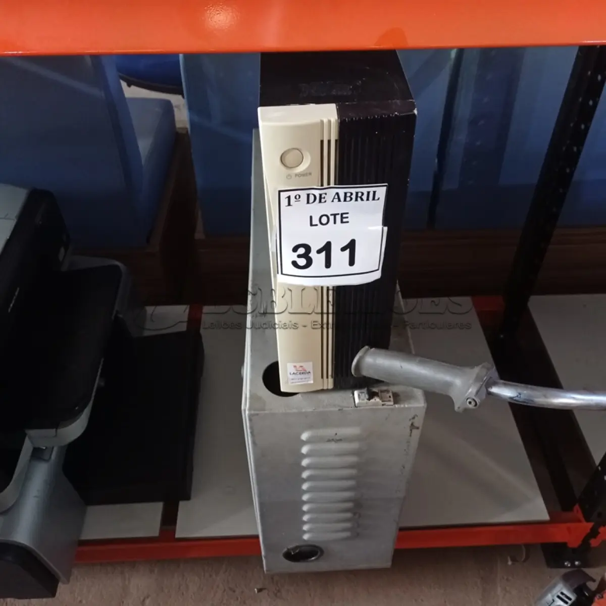 LOTE 311 - 01 BANCO PARA BATERIAS E 01 NOBREAK. (NO ESTADO) ATENÇÃO! FAZER A VISITAÇÃO ANTES DE ARREMATAR, NÃO SABEMOS SE FUNCIONA. LEILÃO NÃO TEM GARANTIA E NEM DEVOLUÇÃO, SUJEITO A POSSÍVEIS AVARIAS VISÍVEIS/OCULTAS E/OU AUSÊNCIA DE COMPONENTES.