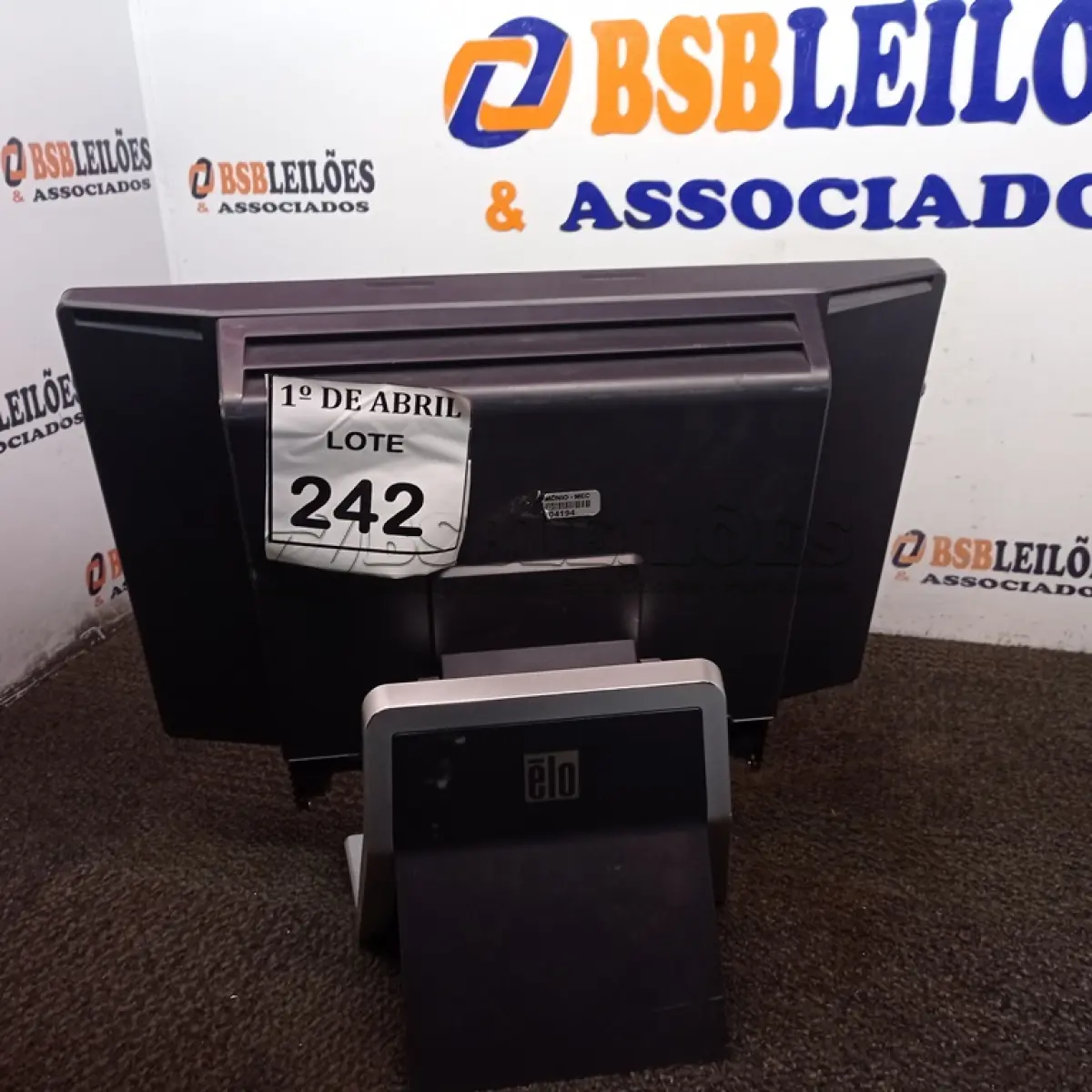 LOTE 242 - 01 ALL IN ONE ELO COM TECLADO. (NO ESTADO) ATENÇÃO! FAZER A VISITAÇÃO ANTES DE ARREMATAR, NÃO SABEMOS SE FUNCIONA. LEILÃO NÃO TEM GARANTIA E NEM DEVOLUÇÃO, SUJEITO A POSSÍVEIS AVARIAS VISÍVEIS/OCULTAS E/OU AUSÊNCIA DE COMPONENTES.