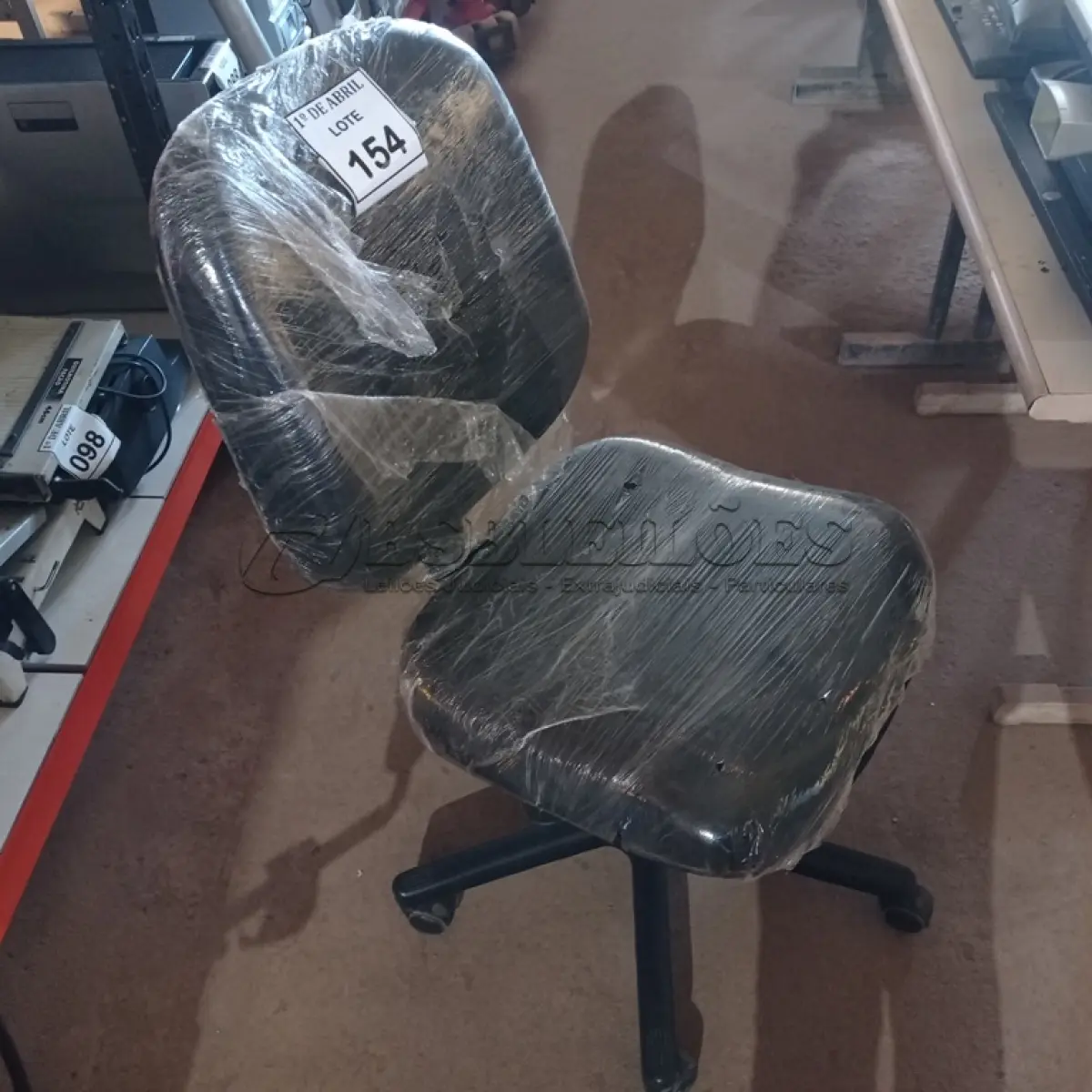LOTE 154 - 01 CADEIRA GIRATÓRIA PARA ESCRITÓRIO. (NO ESTADO) ATENÇÃO! FAZER A VISITAÇÃO ANTES DE ARREMATAR, NÃO SABEMOS SE FUNCIONA. LEILÃO NÃO TEM GARANTIA E NEM DEVOLUÇÃO, SUJEITO A POSSÍVEIS AVARIAS VISÍVEIS/OCULTAS E/OU AUSÊNCIA DE COMPONENTES.