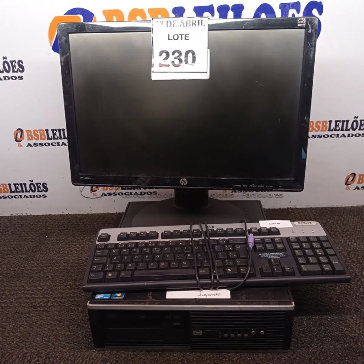 LOTE 230 - 01 CPU HP E 01 MONITOR COM TECLADO. (NO ESTADO) ATENÇÃO! FAZER A VISITAÇÃO ANTES DE ARREMATAR, NÃO SABEMOS SE FUNCIONA. LEILÃO NÃO TEM GARANTIA E NEM DEVOLUÇÃO, SUJEITO A POSSÍVEIS AVARIAS VISÍVEIS/OCULTAS E/OU AUSÊNCIA DE COMPONENTES.