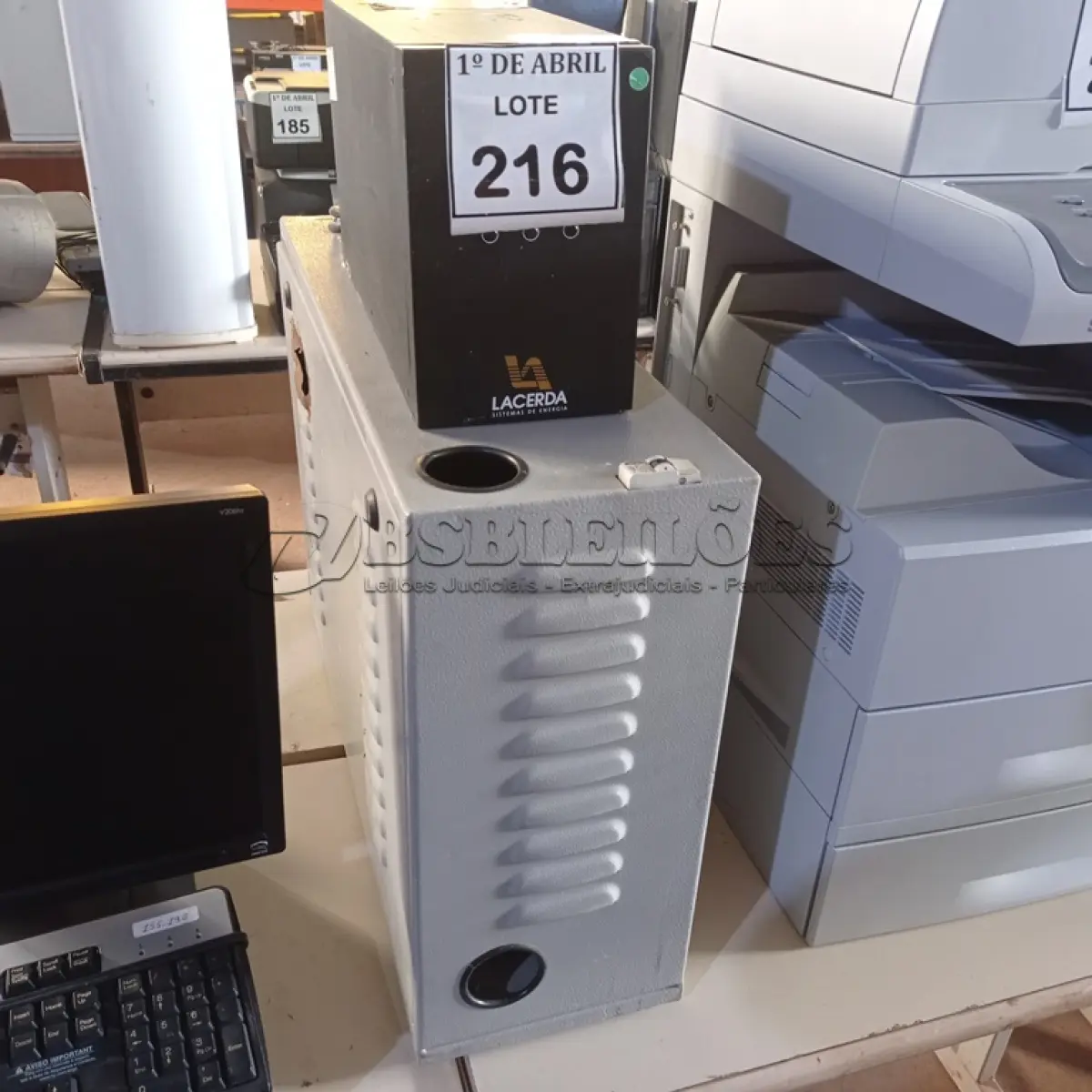LOTE 216 - 01 BANCO PARA BATERIAS E 01 NOBREAK. (NO ESTADO) ATENÇÃO! FAZER A VISITAÇÃO ANTES DE ARREMATAR, NÃO SABEMOS SE FUNCIONA. LEILÃO NÃO TEM GARANTIA E NEM DEVOLUÇÃO, SUJEITO A POSSÍVEIS AVARIAS VISÍVEIS/OCULTAS E/OU AUSÊNCIA DE COMPONENTES.
