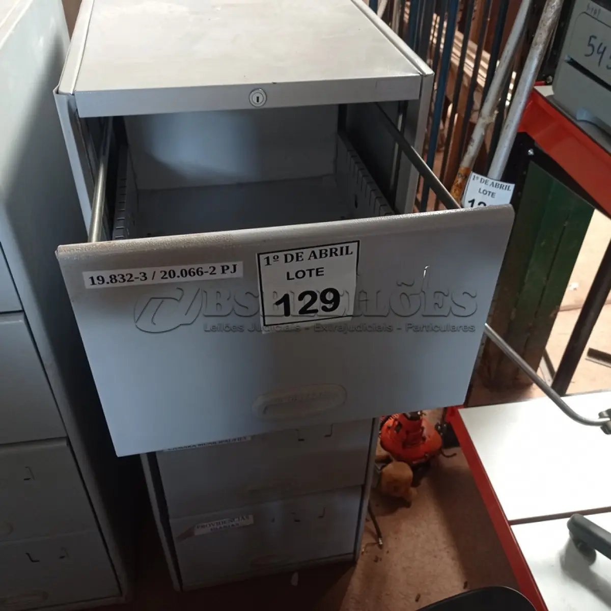 LOTE 129 - 01 ARQUIVO DE AÇO 04 GAVETAS. (NO ESTADO) ATENÇÃO! FAZER A VISITAÇÃO ANTES DE ARREMATAR, NÃO SABEMOS SE FUNCIONA. LEILÃO NÃO TEM GARANTIA E NEM DEVOLUÇÃO, SUJEITO A POSSÍVEIS AVARIAS VISÍVEIS/OCULTAS E/OU AUSÊNCIA DE COMPONENTES.