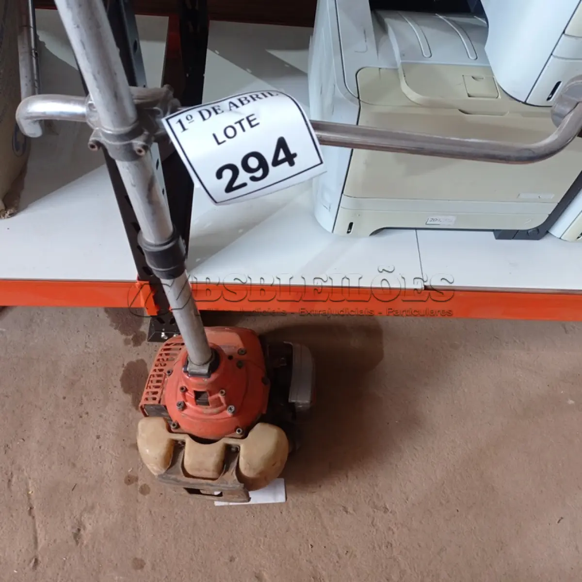 LOTE 294 - 01 ROÇADEIRA A GASOLINA COM AVARIAS. (NO ESTADO) ATENÇÃO! FAZER A VISITAÇÃO ANTES DE ARREMATAR, NÃO SABEMOS SE FUNCIONA. LEILÃO NÃO TEM GARANTIA E NEM DEVOLUÇÃO, SUJEITO A POSSÍVEIS AVARIAS VISÍVEIS/OCULTAS E/OU AUSÊNCIA DE COMPONENTES.
