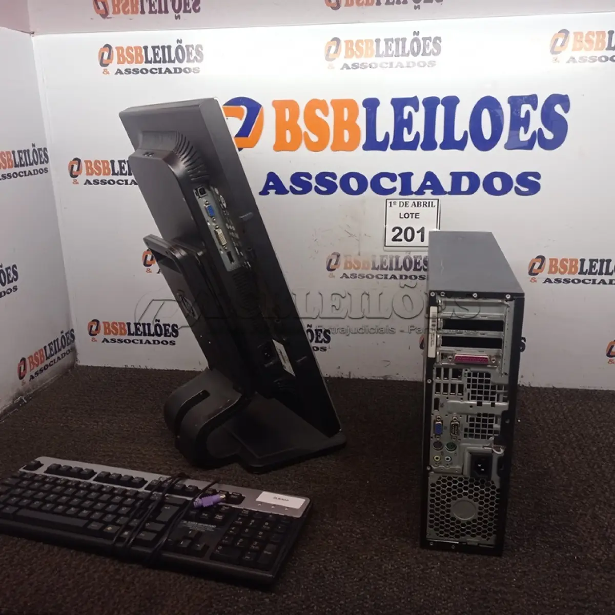 LOTE 201 - 01 CPU HP E 01 MONITOR COM TECLADO. (NO ESTADO) ATENÇÃO! FAZER A VISITAÇÃO ANTES DE ARREMATAR, NÃO SABEMOS SE FUNCIONA. LEILÃO NÃO TEM GARANTIA E NEM DEVOLUÇÃO, SUJEITO A POSSÍVEIS AVARIAS VISÍVEIS/OCULTAS E/OU AUSÊNCIA DE COMPONENTES.