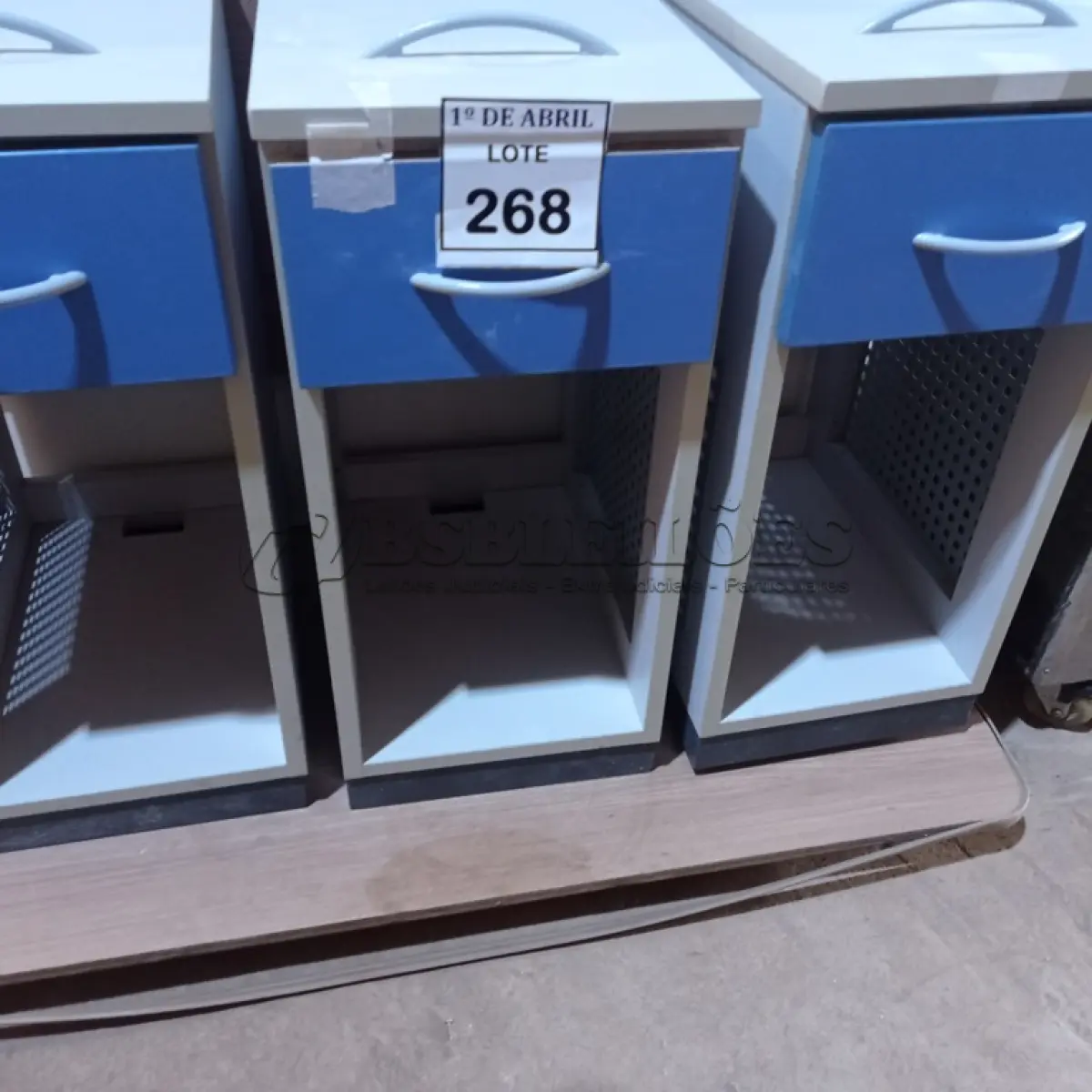 LOTE 268 - 03 GAVETEIROS EM MADEIRA COM 01 GAVETA. (NO ESTADO) ATENÇÃO! FAZER A VISITAÇÃO ANTES DE ARREMATAR, NÃO SABEMOS SE FUNCIONA. LEILÃO NÃO TEM GARANTIA E NEM DEVOLUÇÃO, SUJEITO A POSSÍVEIS AVARIAS VISÍVEIS/OCULTAS E/OU AUSÊNCIA DE COMPONENTES.