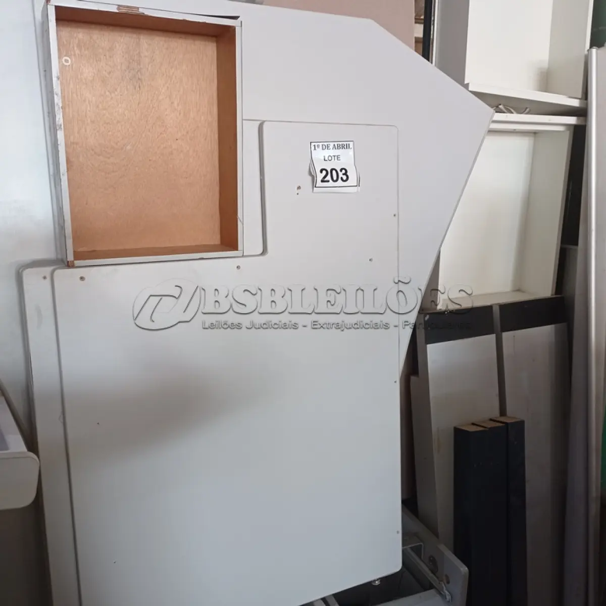 LOTE 203 - 01 LOTE COM MÓVEIS DESMONTADOS E GAVETEIROS. (NO ESTADO) ATENÇÃO! FAZER A VISITAÇÃO ANTES DE ARREMATAR, NÃO SABEMOS SE FUNCIONA. LEILÃO NÃO TEM GARANTIA E NEM DEVOLUÇÃO, SUJEITO A POSSÍVEIS AVARIAS VISÍVEIS/OCULTAS E/OU AUSÊNCIA DE COMPONENTES.