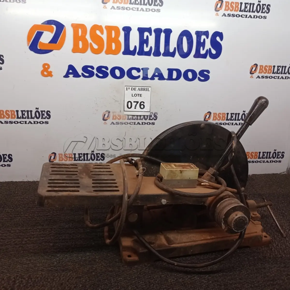 LOTE 076 - 01 POLICORTE SEM MOTOR. (NO ESTADO) ATENÇÃO! FAZER A VISITAÇÃO ANTES DE ARREMATAR, NÃO SABEMOS SE FUNCIONA. LEILÃO NÃO TEM GARANTIA E NEM DEVOLUÇÃO, SUJEITO A POSSÍVEIS AVARIAS VISÍVEIS/OCULTAS E/OU AUSÊNCIA DE COMPONENTES.