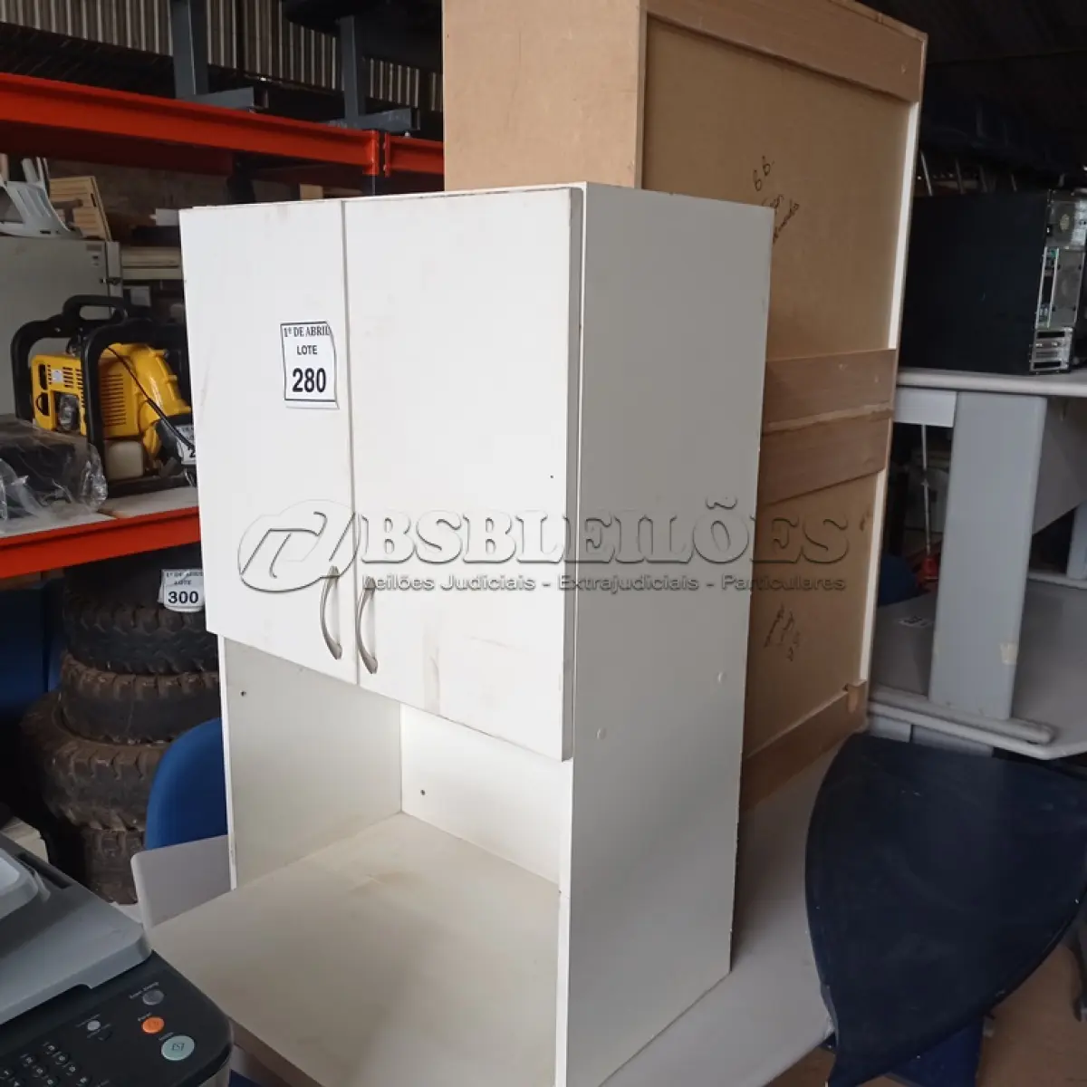 LOTE 280 - 01 MESA EM MADEIRA ,02 ARMÁRIOS E 02 CADEIRAS PARA ESCRITÓRIO. (NO ESTADO) ATENÇÃO! FAZER A VISITAÇÃO ANTES DE ARREMATAR, NÃO SABEMOS SE FUNCIONA. LEILÃO NÃO TEM GARANTIA E NEM DEVOLUÇÃO, SUJEITO A POSSÍVEIS AVARIAS VISÍVEIS/OCULTAS E/OU AUSÊNCIA DE COMPONENTES.