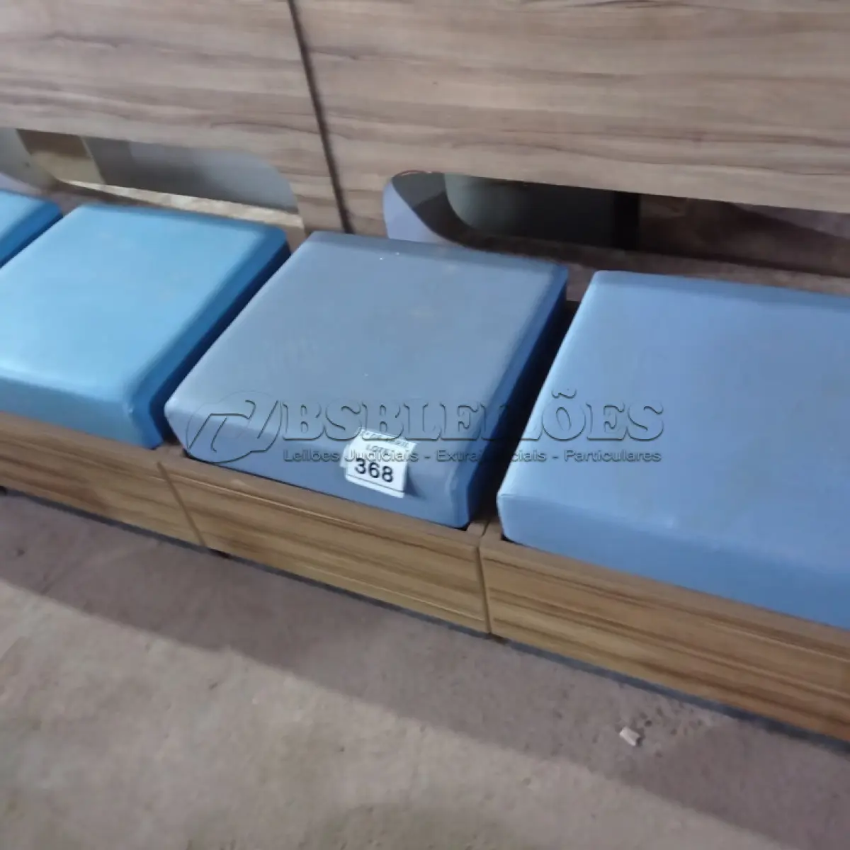 LOTE 368 - 01 BANCO EM MADEIRA COM 03 ACENTOS. (NO ESTADO) ATENÇÃO! FAZER A VISITAÇÃO ANTES DE ARREMATAR, NÃO SABEMOS SE FUNCIONA. LEILÃO NÃO TEM GARANTIA E NEM DEVOLUÇÃO, SUJEITO A POSSÍVEIS AVARIAS VISÍVEIS/OCULTAS E/OU AUSÊNCIA DE COMPONENTES.