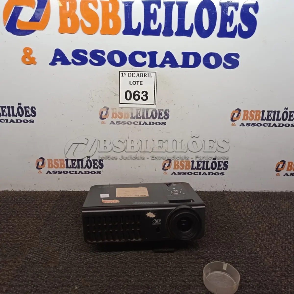 LOTE 063 - 01 PROJETOR LG. (NO ESTADO) ATENÇÃO! FAZER A VISITAÇÃO ANTES DE ARREMATAR, NÃO SABEMOS SE FUNCIONA. LEILÃO NÃO TEM GARANTIA E NEM DEVOLUÇÃO, SUJEITO A POSSÍVEIS AVARIAS VISÍVEIS/OCULTAS E/OU AUSÊNCIA DE COMPONENTES.