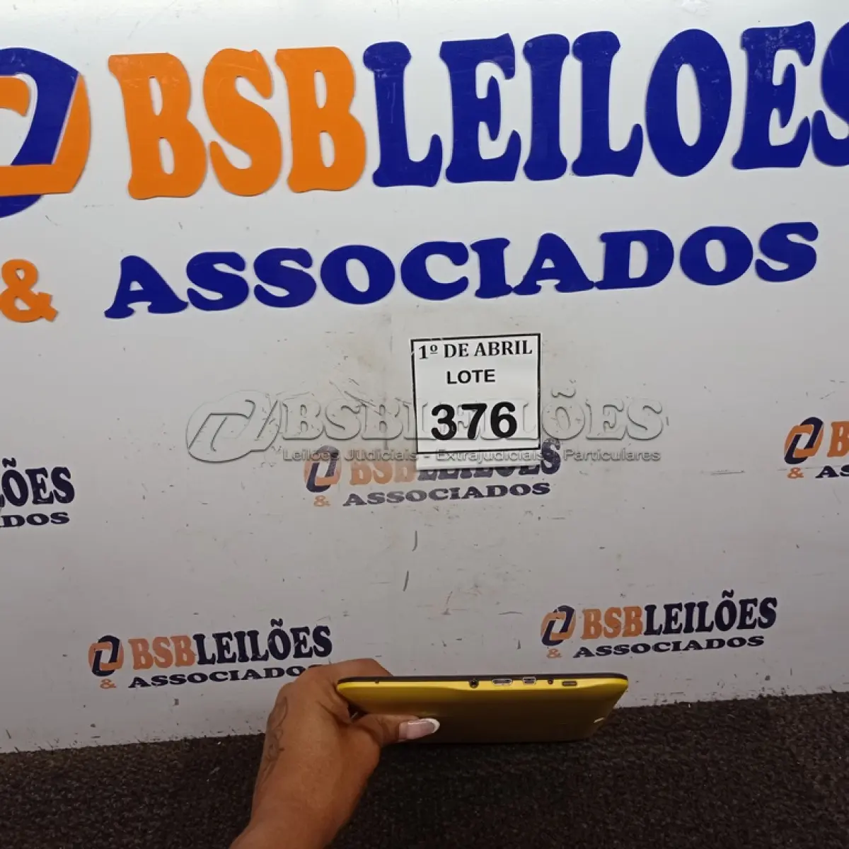LOTE 376 - 01 TABLET POSITIVO.  (NO ESTADO) ATENÇÃO! FAZER A VISITAÇÃO ANTES DE ARREMATAR, NÃO SABEMOS SE FUNCIONA. LEILÃO NÃO TEM GARANTIA E NEM DEVOLUÇÃO, SUJEITO A POSSÍVEIS AVARIAS VISÍVEIS/OCULTAS E/OU AUSÊNCIA DE COMPONENTES.