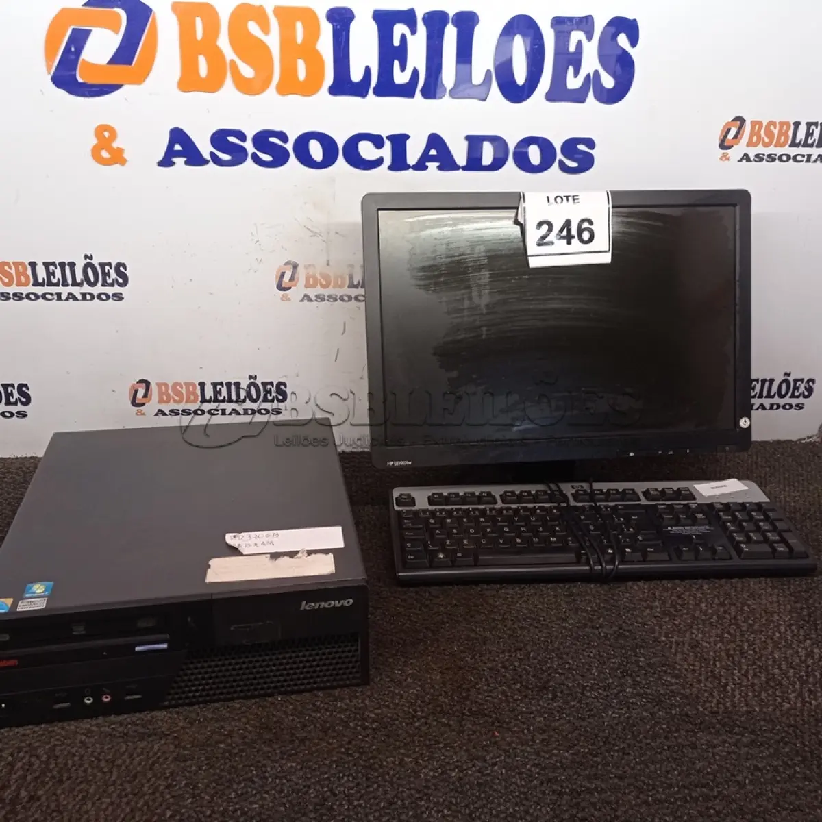 LOTE 246 - 01 CPU LENOVO, 01 MONITOR E TECLADO. (NO ESTADO) ATENÇÃO! FAZER A VISITAÇÃO ANTES DE ARREMATAR, NÃO SABEMOS SE FUNCIONA. LEILÃO NÃO TEM GARANTIA E NEM DEVOLUÇÃO, SUJEITO A POSSÍVEIS AVARIAS VISÍVEIS/OCULTAS E/OU AUSÊNCIA DE COMPONENTES.