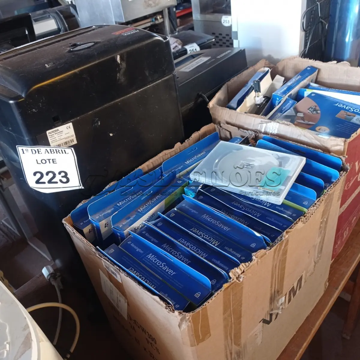 LOTE 223 - 02 FRAGMENTADORAS DE PAPEL E TRAVAS PARA NOTEBOOKS. (NO ESTADO) ATENÇÃO! FAZER A VISITAÇÃO ANTES DE ARREMATAR, NÃO SABEMOS SE FUNCIONA. LEILÃO NÃO TEM GARANTIA E NEM DEVOLUÇÃO, SUJEITO A POSSÍVEIS AVARIAS VISÍVEIS/OCULTAS E/OU AUSÊNCIA DE COMPONENTES.