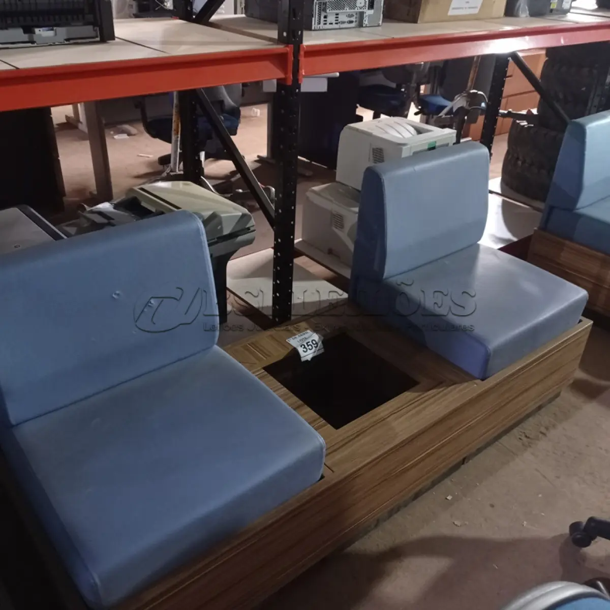 LOTE 359 - 01 BANCO EM MADEIRA COM 02 ACENTOS. (NO ESTADO) ATENÇÃO! FAZER A VISITAÇÃO ANTES DE ARREMATAR, NÃO SABEMOS SE FUNCIONA. LEILÃO NÃO TEM GARANTIA E NEM DEVOLUÇÃO, SUJEITO A POSSÍVEIS AVARIAS VISÍVEIS/OCULTAS E/OU AUSÊNCIA DE COMPONENTES.