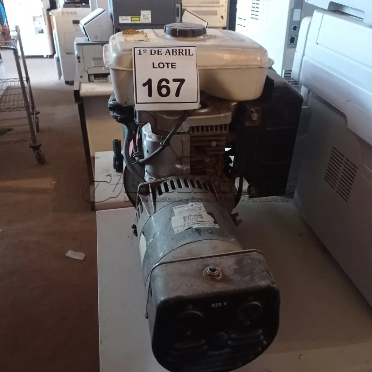 LOTE 167 - 01 GERADOR A GASOLINA MOTOR HONDA 5.5. (NO ESTADO) ATENÇÃO! FAZER A VISITAÇÃO ANTES DE ARREMATAR, NÃO SABEMOS SE FUNCIONA. LEILÃO NÃO TEM GARANTIA E NEM DEVOLUÇÃO, SUJEITO A POSSÍVEIS AVARIAS VISÍVEIS/OCULTAS E/OU AUSÊNCIA DE COMPONENTES.