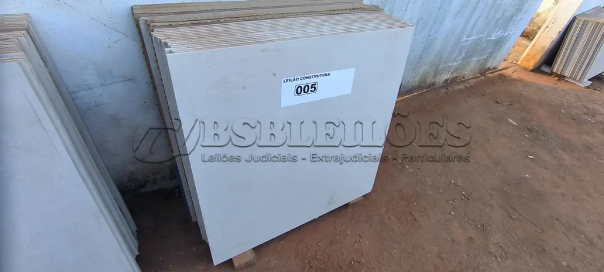 LOTE 005 - 15 CAIXAS DE PORCELANATO 90CM X 90CM APROXIMADAMENTE 24,30M² (NO ESTADO)