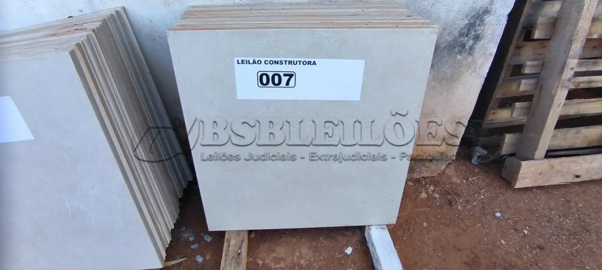 LOTE 007 - 26 PÇS DE PORCELANATO 60CM X 60CM DIVERSOS APROXIMADAMENTE 9,36M² (NO ESTADO)