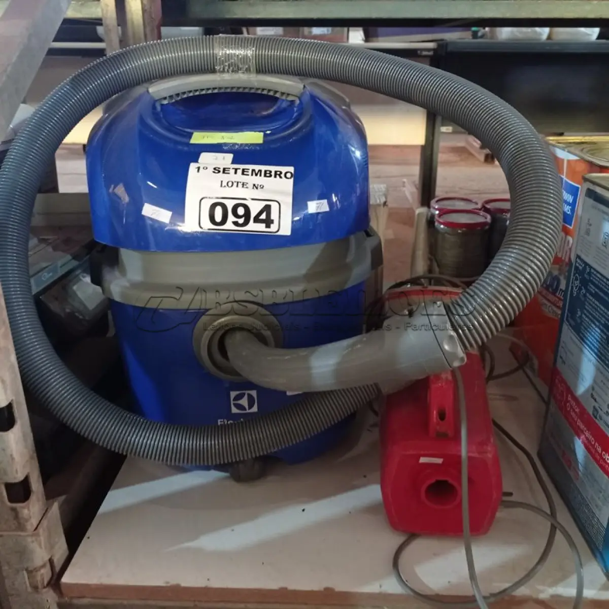 LOTE 094 - 02 ASPIRADORES DE PÓ SENDO 01 MARCA ELECTROLUX FLEX 1400 (NO ESTADO) ATENÇÃO! FAZER A VISITAÇÃO ANTES DE ARREMATAR, NÃO SABEMOS SE FUNCIONA. LEILÃO NÃO TEM GARANTIA E NEM DEVOLUÇÃO, SUJEITO A POSSÍVEIS AVARIAS VISÍVEIS/OCULTAS E/OU AUSÊNCIA DE COMPONENTES.