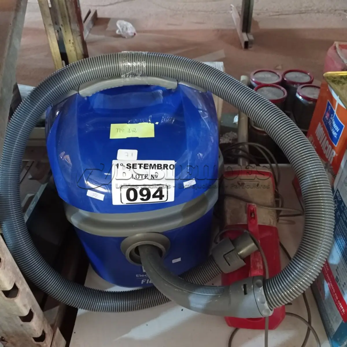 LOTE 094 - 02 ASPIRADORES DE PÓ SENDO 01 MARCA ELECTROLUX FLEX 1400 (NO ESTADO) ATENÇÃO! FAZER A VISITAÇÃO ANTES DE ARREMATAR, NÃO SABEMOS SE FUNCIONA. LEILÃO NÃO TEM GARANTIA E NEM DEVOLUÇÃO, SUJEITO A POSSÍVEIS AVARIAS VISÍVEIS/OCULTAS E/OU AUSÊNCIA DE COMPONENTES.