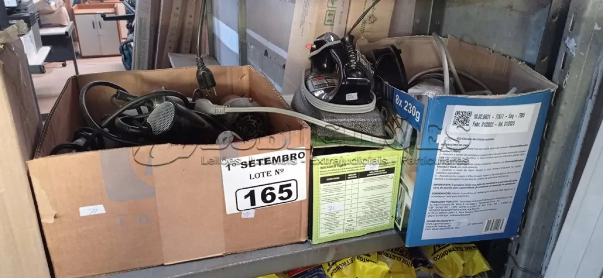 LOTE 165 - 02 FERROS DE PASSAR ROUPAS, VÁRIAS RÉGUAS ELÉTRICAS E SECADORES DE CABELO MARCAS E MODELOS DIVERSOS. (NO ESTADO) ATENÇÃO! FAZER A VISITAÇÃO ANTES DE ARREMATAR, NÃO SABEMOS SE FUNCIONA. LEILÃO NÃO TEM GARANTIA E NEM DEVOLUÇÃO, SUJEITO A POSSÍVEIS AVARIAS VISÍVEIS/OCULTAS E/OU AUSÊNCIA DE COMPONENTES.