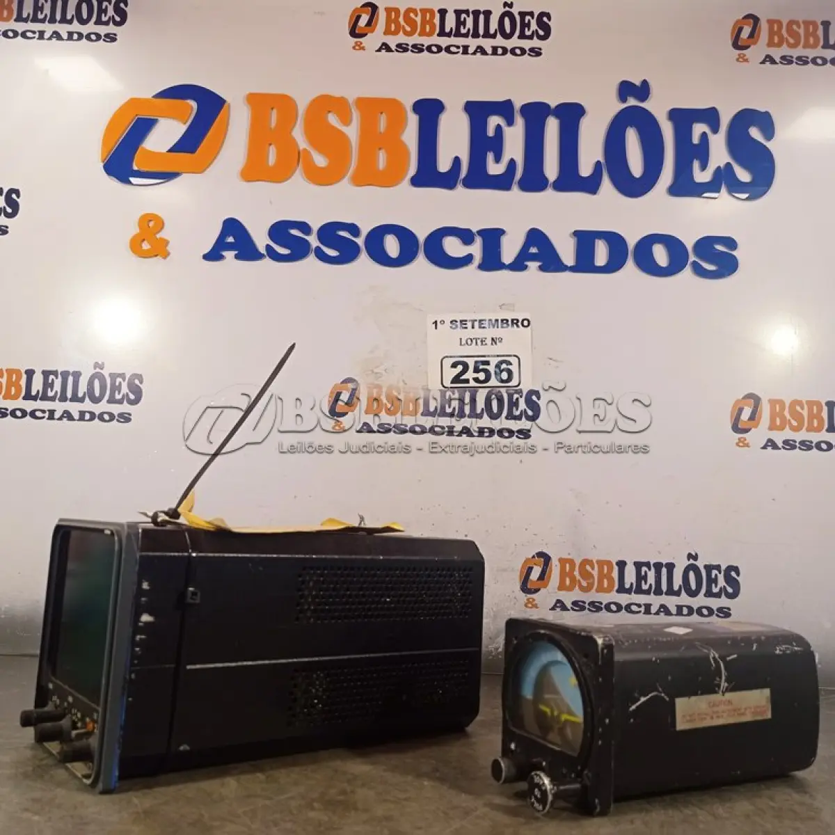 LOTE 256 - 01 INDICADOR DE GIRO/ALTITUDE RCA26BK-2. (NO ESTADO) ATENÇÃO! FAZER A VISITAÇÃO ANTES DE ARREMATAR, NÃO SABEMOS SE FUNCIONA. LEILÃO NÃO TEM GARANTIA E NEM DEVOLUÇÃO, SUJEITO A POSSÍVEIS AVARIAS VISÍVEIS/OCULTAS E/OU AUSÊNCIA DE COMPONENTES.