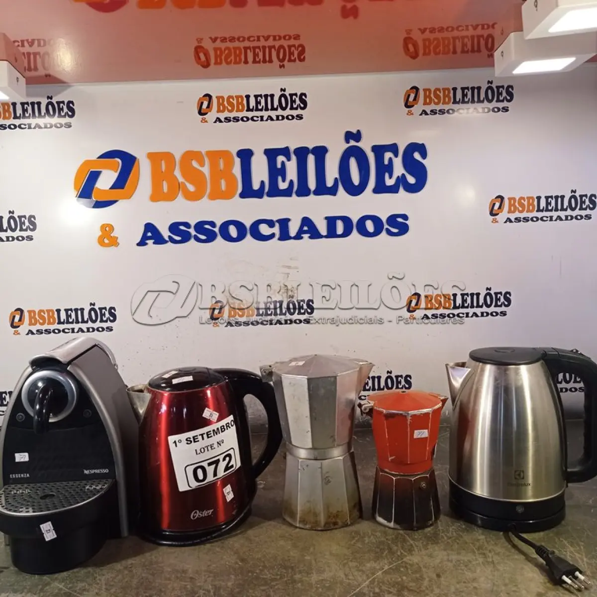 LOTE 072 - 02 CAFETEIRAS ITALIANA, 02 CHALEIRAS ELÉTRICAS E 01 CAFETEIRA NESPRESSO. (NO ESTADO) ATENÇÃO! FAZER A VISITAÇÃO ANTES DE ARREMATAR, NÃO SABEMOS SE FUNCIONA. LEILÃO NÃO TEM GARANTIA E NEM DEVOLUÇÃO, SUJEITO A POSSÍVEIS AVARIAS VISÍVEIS/OCULTAS E/OU AUSÊNCIA DE COMPONENTES.