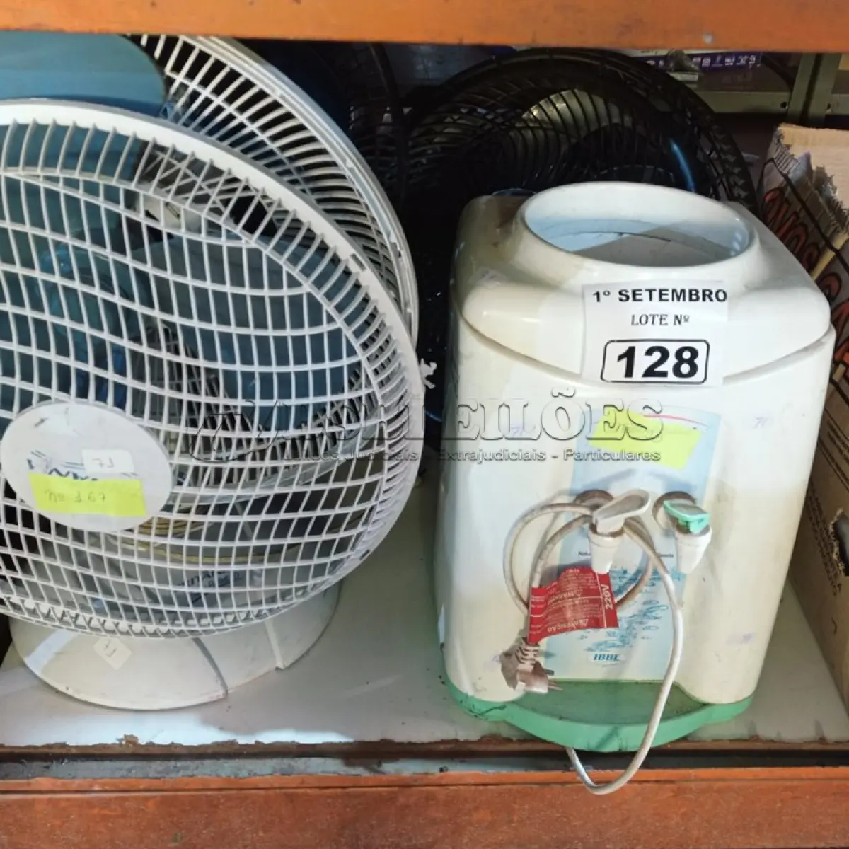 LOTE 128 - 01 BEBEDOURO PARA GARRAFÃO E 03 VENTILADORES MARCAS E MODELOS DIVERSOS. (NO ESTADO) ATENÇÃO! FAZER A VISITAÇÃO ANTES DE ARREMATAR, NÃO SABEMOS SE FUNCIONA. LEILÃO NÃO TEM GARANTIA E NEM DEVOLUÇÃO, SUJEITO A POSSÍVEIS AVARIAS VISÍVEIS/OCULTAS E/OU AUSÊNCIA DE COMPONENTES.