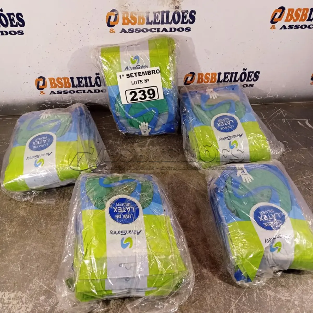 LOTE 239 - 05 PACOTES DE LUVAS DE LÁTEX SILVER TAMANHO “P”. (NO ESTADO) ATENÇÃO! FAZER A VISITAÇÃO ANTES DE ARREMATAR, NÃO SABEMOS SE FUNCIONA. LEILÃO NÃO TEM GARANTIA E NEM DEVOLUÇÃO, SUJEITO A POSSÍVEIS AVARIAS VISÍVEIS/OCULTAS E/OU AUSÊNCIA DE COMPONENTES.