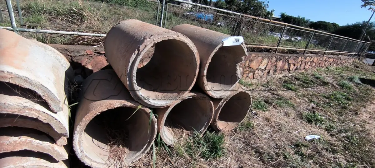 LOTE 108 - 05 MANILHA EM CONCRETO 1METO X70CM (NO ESTADO)