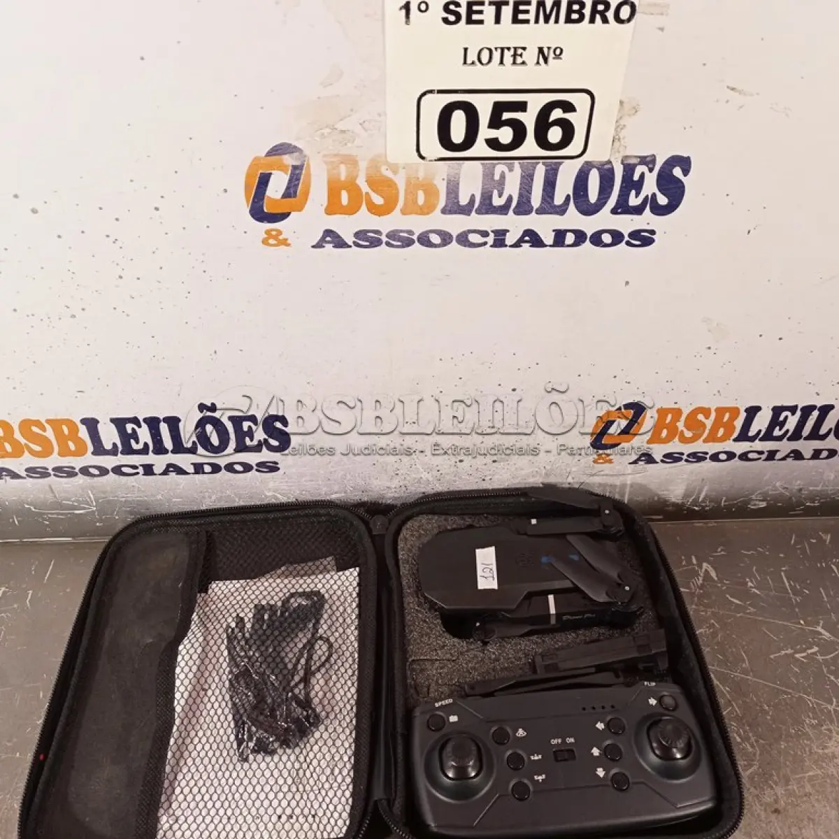 LOTE 056 - 01 DRONE PRO99. (NO ESTADO) ATENÇÃO! FAZER A VISITAÇÃO ANTES DE ARREMATAR, NÃO SABEMOS SE FUNCIONA. LEILÃO NÃO TEM GARANTIA E NEM DEVOLUÇÃO, SUJEITO A POSSÍVEIS AVARIAS VISÍVEIS/OCULTAS E/OU AUSÊNCIA DE COMPONENTES.