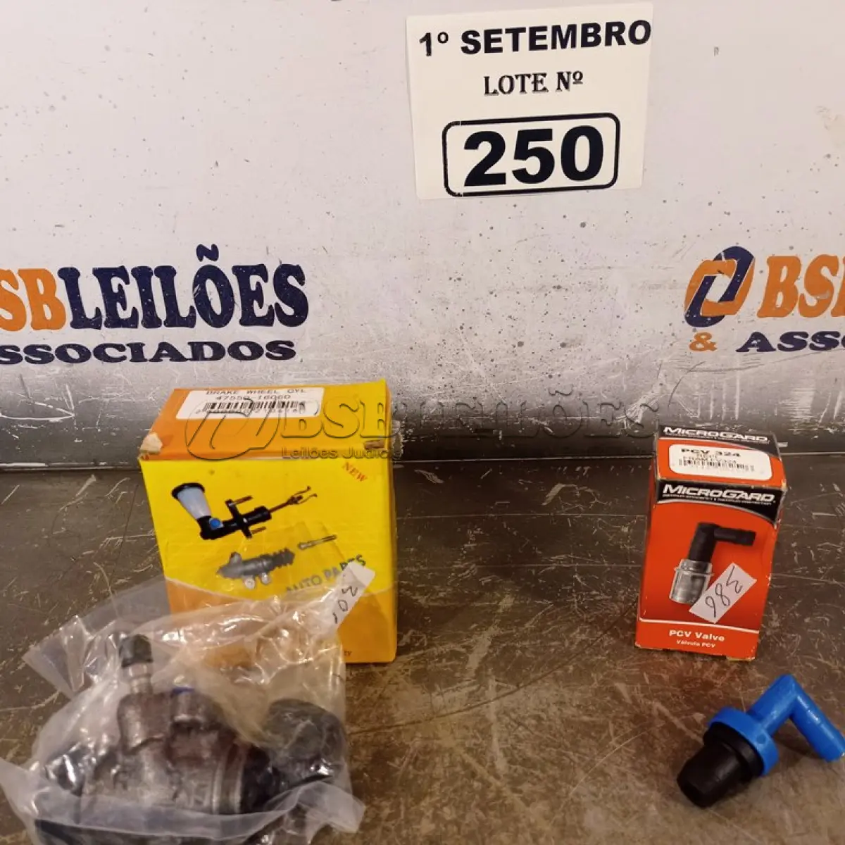 LOTE 250 - 01 VÁLVULA PVC E 01 BURRINHO DE FREIO. (NO ESTADO) ATENÇÃO! FAZER A VISITAÇÃO ANTES DE ARREMATAR, NÃO SABEMOS SE FUNCIONA. LEILÃO NÃO TEM GARANTIA E NEM DEVOLUÇÃO, SUJEITO A POSSÍVEIS AVARIAS VISÍVEIS/OCULTAS E/OU AUSÊNCIA DE COMPONENTES.